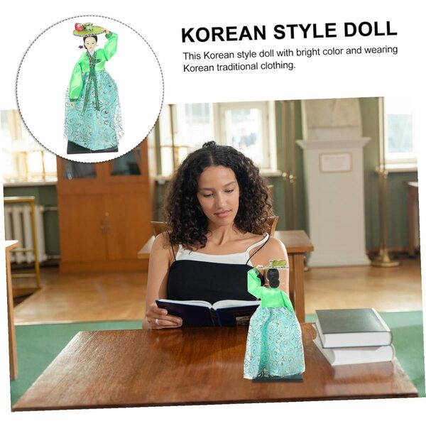 Bambola Coreana in Tessuto Verde Hanbok - Decorazione Artigianale Unica 30 cm