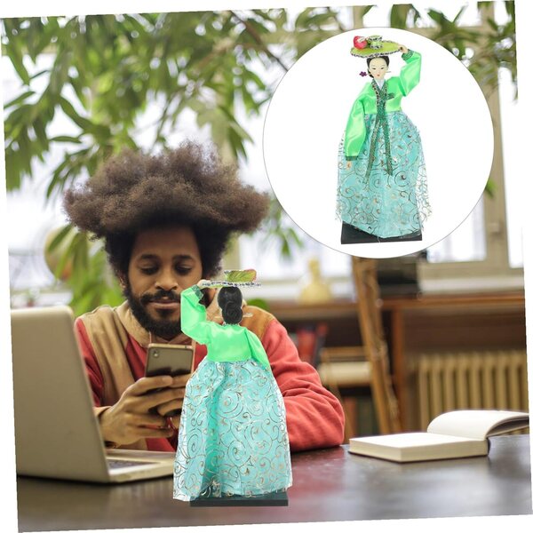 Bambola Coreana in Tessuto Verde Hanbok - Decorazione Artigianale Unica 30 cm