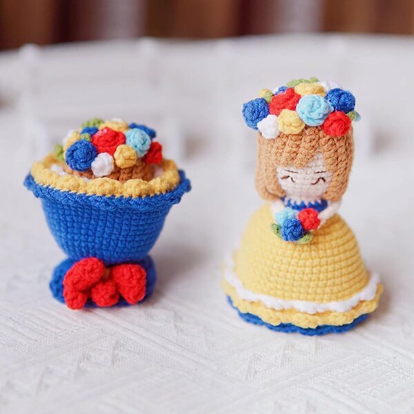 Handgefertigte gehäkelte Blumenstraußpuppe mit gestricktem Hochzeitskleid, 11 cm
