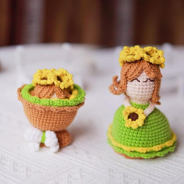 Handgefertigte gehäkelte Blumenstraußpuppe mit gestricktem Hochzeitskleid, 11 cm