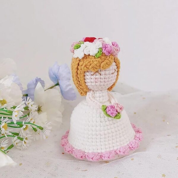 Handgefertigte gehäkelte Blumenstraußpuppe mit gestricktem Hochzeitskleid, 11 cm