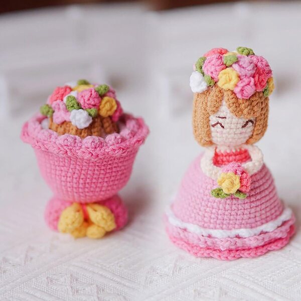 Handgefertigte gehäkelte Blumenstraußpuppe mit gestricktem Hochzeitskleid, 11 cm