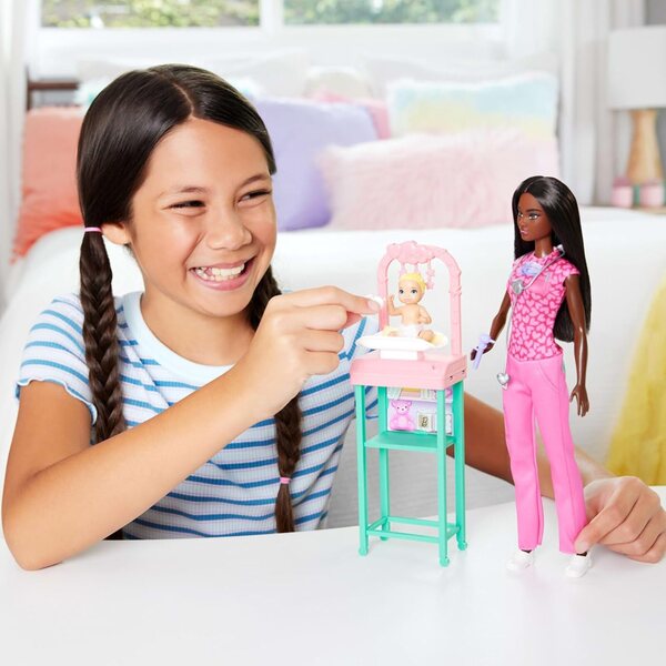 Barbie Baby Doctor mit Baby- und medizinischem Zubehör, Kinderarzt-Rollenspielset