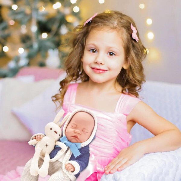Lebensechte simulierte wiedergeborene Puppe mit Kleidung und Plüschkaninchen, perfekt für Weihnachten und Geburtstage