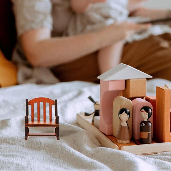 Sedia a dondolo miniatura in legno Alasum decorazione elegante per casa delle bambole