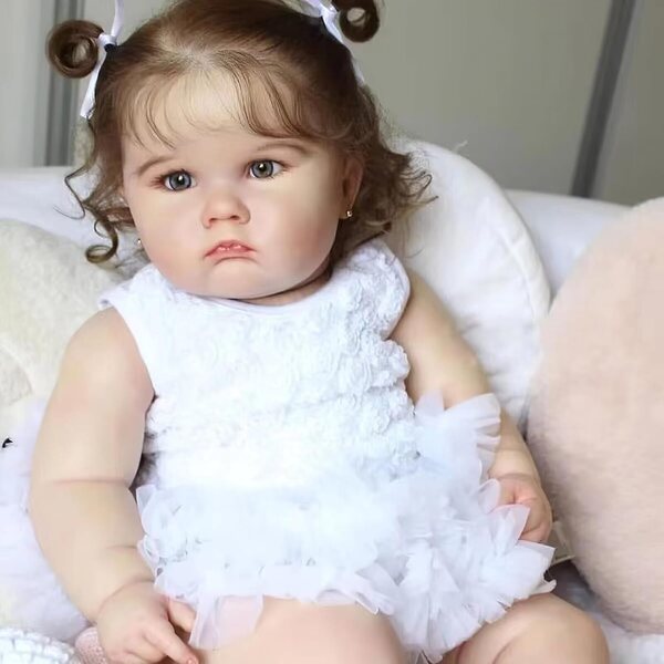 24-Zoll-MineeQu-Rebornpuppe mit blauen Augen, lockigem Haar und Spitzenkleid
