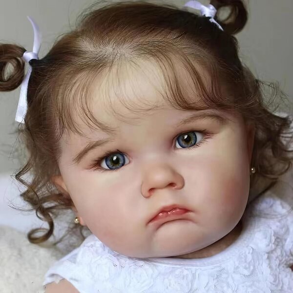 24-Zoll-MineeQu-Rebornpuppe mit blauen Augen, lockigem Haar und Spitzenkleid