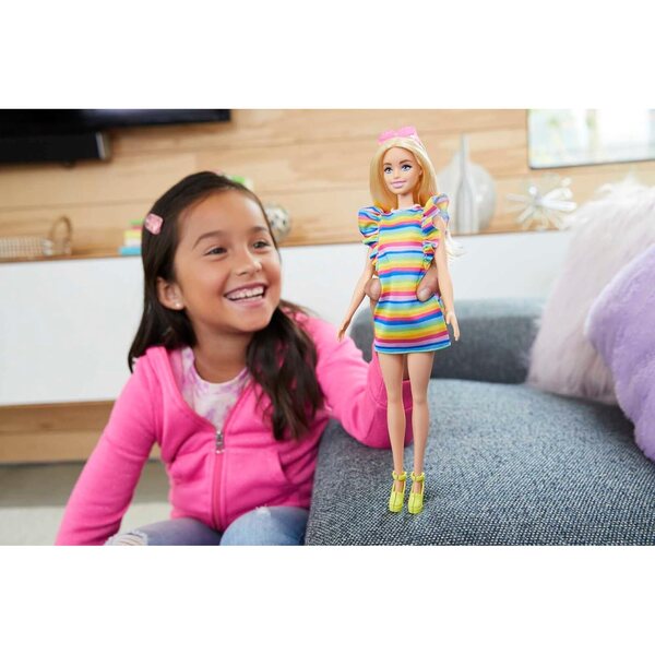 Barbie Fashionistas Blondine mit Zahnersatz und Regenbogenkleid, Accessoires und einzigartigem Stil
