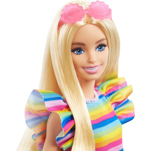 Barbie Fashionistas Blondine mit Zahnersatz und Regenbogenkleid, Accessoires und einzigartigem Stil