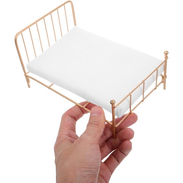 Letto in Miniatura in Ferro Dorato per Casa delle Bambole 1:12 Mobili Camera