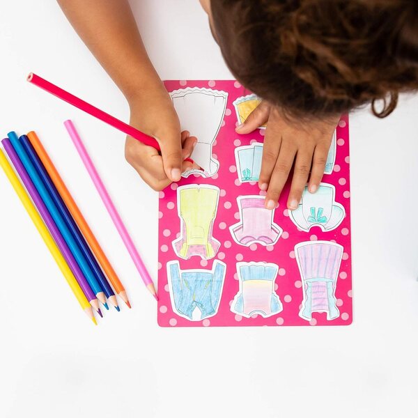Kindermode-Boutique – Farbige und gekleidete Papierpuppen