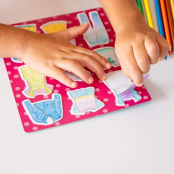 Kindermode-Boutique – Farbige und gekleidete Papierpuppen