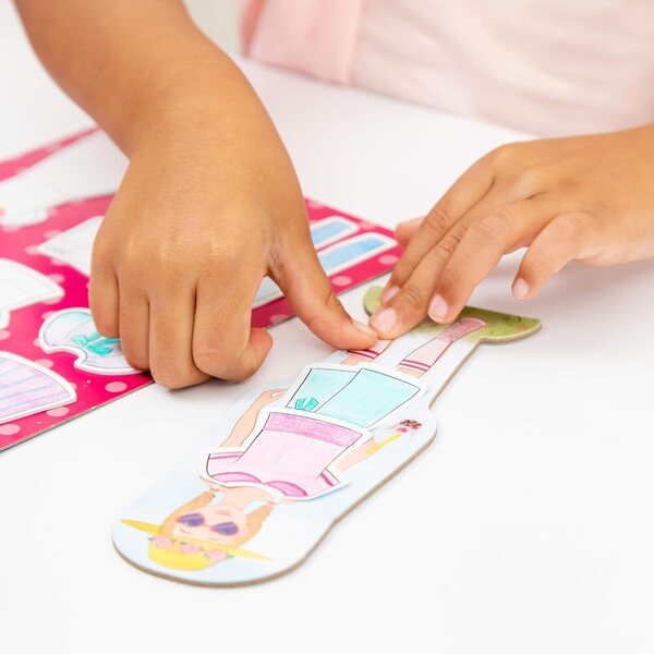 Kindermode-Boutique – Farbige und gekleidete Papierpuppen