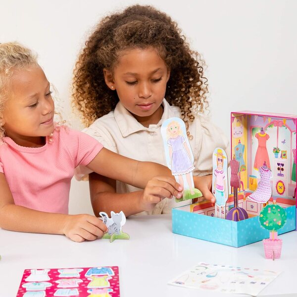 Kindermode-Boutique – Farbige und gekleidete Papierpuppen