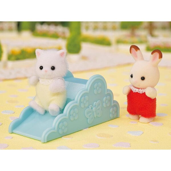 Sylvanian Families Die Kindermühle mit Perserkatze und Spielen – Spielzeugset