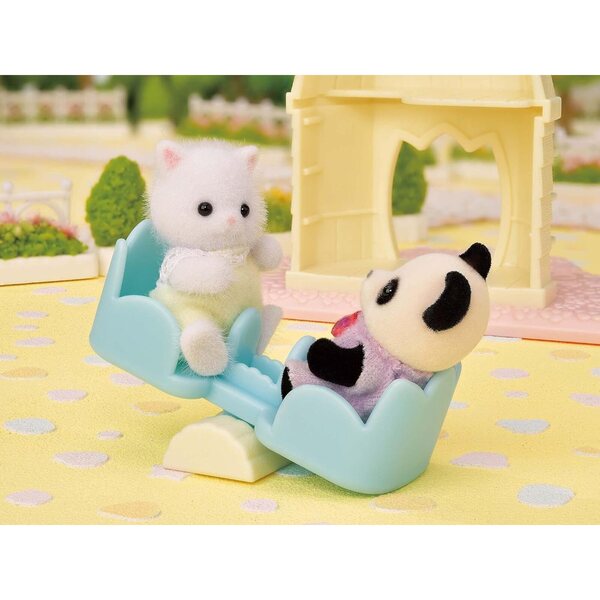 Sylvanian Families Die Kindermühle mit Perserkatze und Spielen – Spielzeugset
