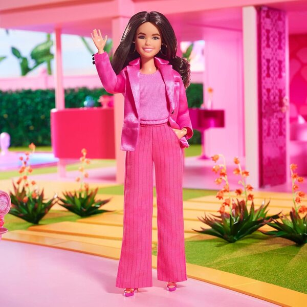 Barbie The Movie Set di 3 abiti iconici con sciarpe e accessori, bambola non inclusa
