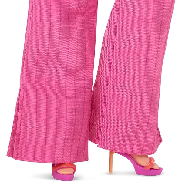 Barbie The Movie Set di 3 abiti iconici con sciarpe e accessori, bambola non inclusa