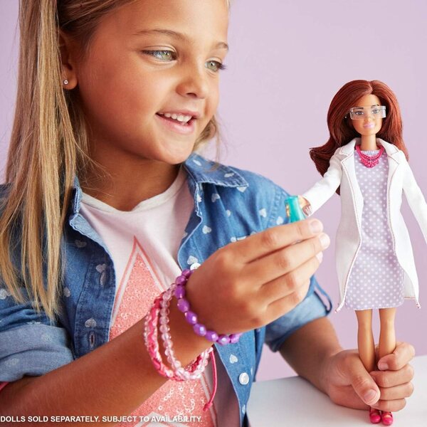 Wissenschaftliche Barbie mit professionellen Accessoires und trendigem Kleid für kreatives Spielen