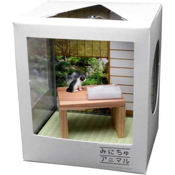 Japanische Miniaturszene im Maßstab 1:12 mit Katze – traditionelle Platzkulisse