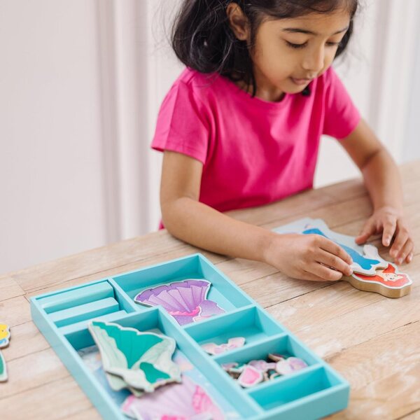 Melissa & Doug Disney Ariel Magnetische Holzpuppe mit 35 Zubehörteilen
