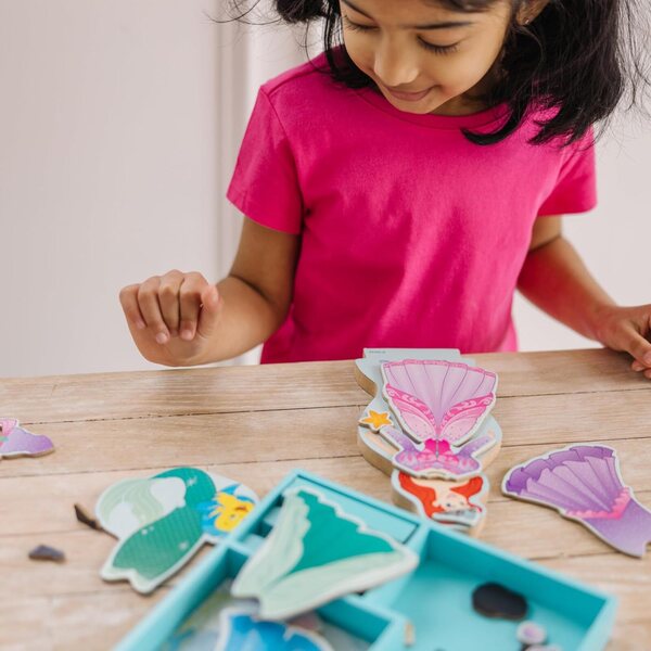Melissa & Doug Disney Ariel Magnetische Holzpuppe mit 35 Zubehörteilen