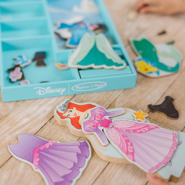 Melissa & Doug Disney Ariel Magnetische Holzpuppe mit 35 Zubehörteilen