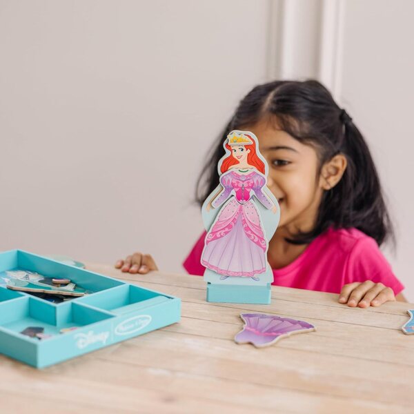 Melissa & Doug Disney Ariel Magnetische Holzpuppe mit 35 Zubehörteilen