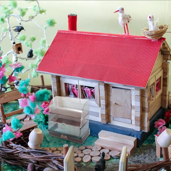 WOONEKY Vetrina Miniatura per Torte con Ante Scorrevoli Marrone per Casa delle Bambole