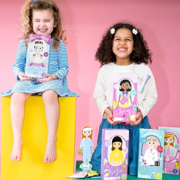 Floss & Rock Charlotte Magnetische Puppe mit 6 echten Kleidungsstücken