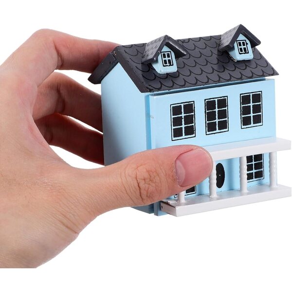 Miniatur-Holzhausmodell mit grauem Dach und pastellblauen Verzierungen