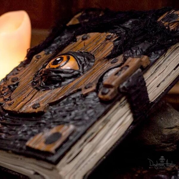 Halloween-Zauberbuch mit bösem Blick – realistische Hexendekoration aus Kunstharz