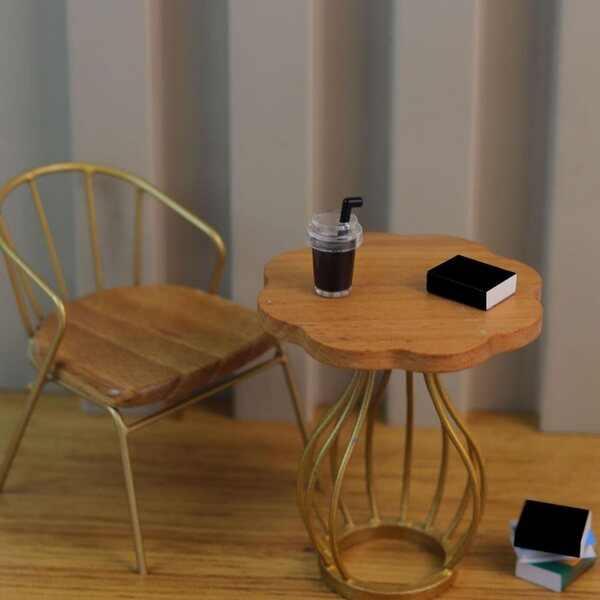 Table miniature en bois pour maisons de poupées - Accessoire réaliste et sûr