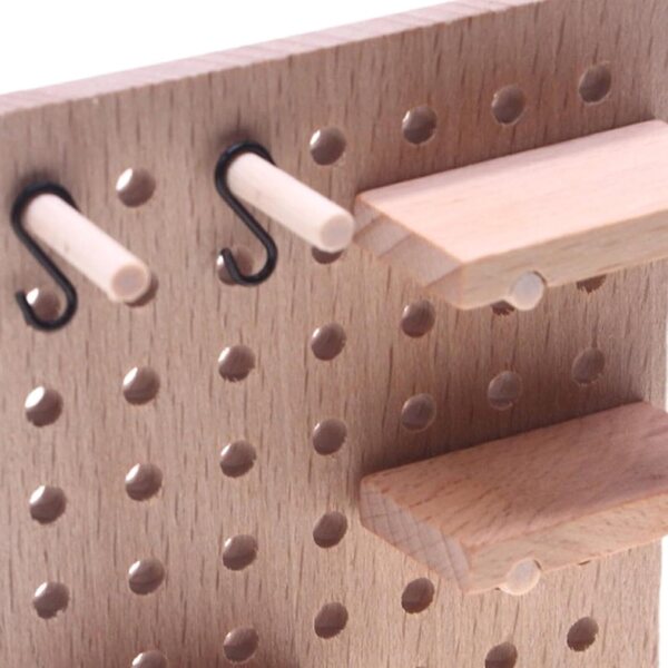 Winzige Stecktafel aus Holz für Puppenhäuser mit verstellbaren Regalen