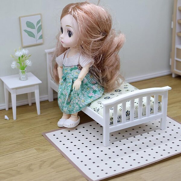 Cottagecore Miniatur-Einzelbett aus Holz mit Blumenmuster für 1/12 Puppenhaus