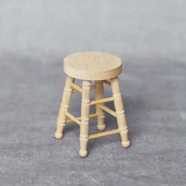 Vintage-Puppenhaushocker aus Holz 1:12 – realistisches Gissroys-Modell