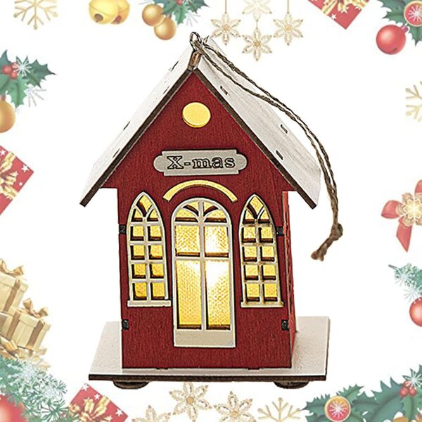 Casa luminosa natalizia in legno a LED rinnovata, calda decorazione festiva