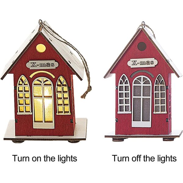 Casa luminosa natalizia in legno a LED rinnovata, calda decorazione festiva