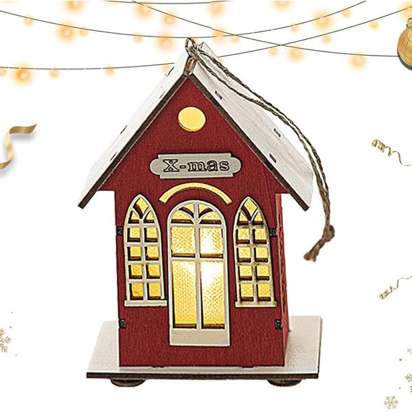 Casa luminosa natalizia in legno a LED rinnovata, calda decorazione festiva