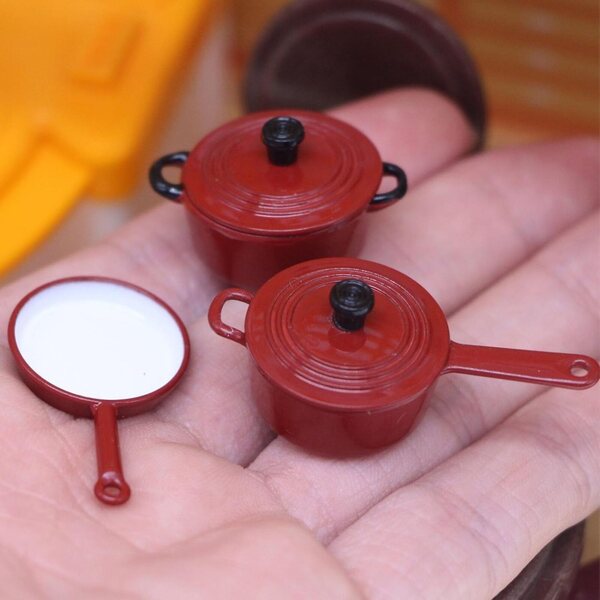Set Cucina Miniatura in Lega Smaltata per Casa delle Bambole con Pentole e Padella