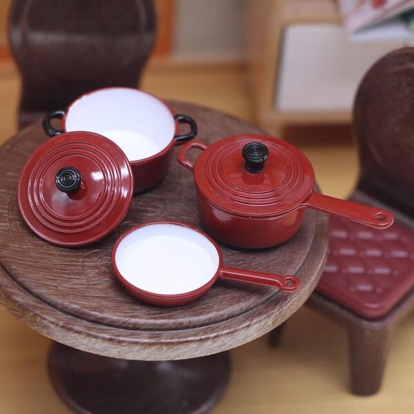 Set Cucina Miniatura in Lega Smaltata per Casa delle Bambole con Pentole e Padella
