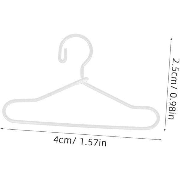 55 Mini-Kleiderbügel aus weißem Metall für Puppenkleidung, Miniatur-Wohnaccessoires