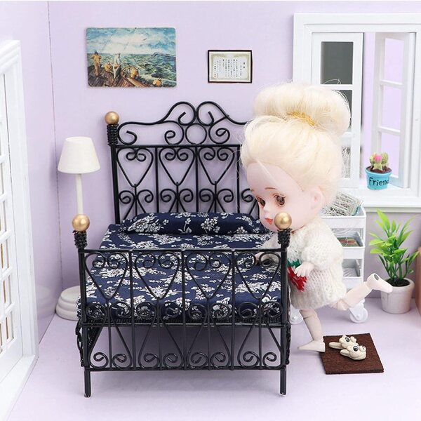 1:12 Puppenhaus Mini-Doppelbett aus Eisen mit dekorativer Matratze