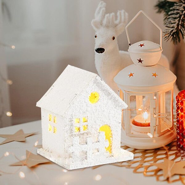 Mini-Holzhaus mit LED-Weihnachtslichtdekoration für eine festliche Atmosphäre