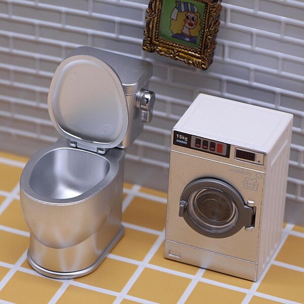 Realistische Miniaturtoilette mit Spülgeräusch für Puppenhäuser 3x5,5x6 cm
