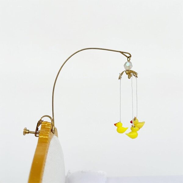 Mini Canard Decorativo Sospeso per Casa delle Bambole - Accessorio Colorato in Metallo