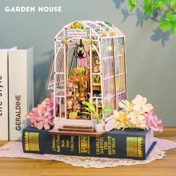 DIY-Puppenhaus-Bausatz mit warmem Licht und lasergeschnittenen hölzernen Buchhäusern