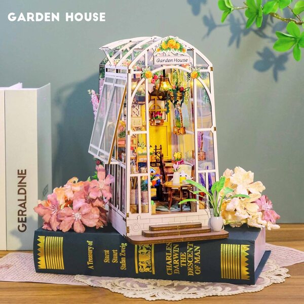 DIY-Puppenhaus-Bausatz mit warmem Licht und lasergeschnittenen hölzernen Buchhäusern