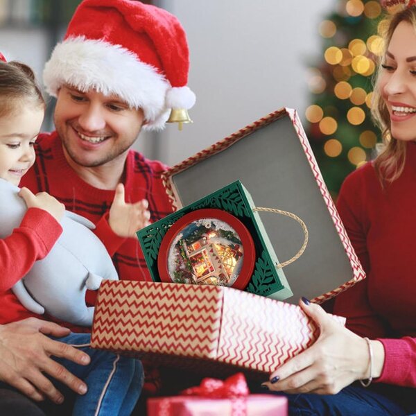 Kit Maison de Noël Miniature in Legno con LED – Decorazione Artigianale Festiva