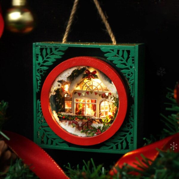 Kit Artigianale Casa di Natale in Legno con Luci LED - Decorazione Natalizia Creativa